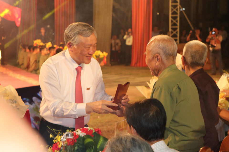 Ủy viên Bộ Chính trị, Bí thư Trung ương Đảng, Chánh án Tòa án nhân dân tối cao Nguyễn Hòa Bình tặng hoa và kỷ niệm chương đến nhân chứng lịch sử từng tham gia chiến dịch Điện Biên Phủ 70 năm trước trên địa bàn tỉnh Kon Tum, tại điểm cầu Nhà rông Kon Klor (Thành phố Kon Tum, tỉnh Kon Tum). (Ảnh: Khoa Chương/TTXVN)