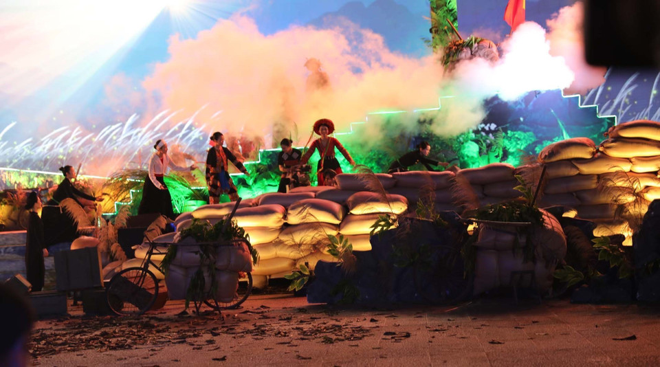 Tiết mục biểu diễn nghệ thuật tại điểm cầu Quảng trường Lam Sơn (Thành phố Thanh Hóa, tỉnh Thanh Hóa). (Ảnh: Nguyễn Nam/TTXVN)