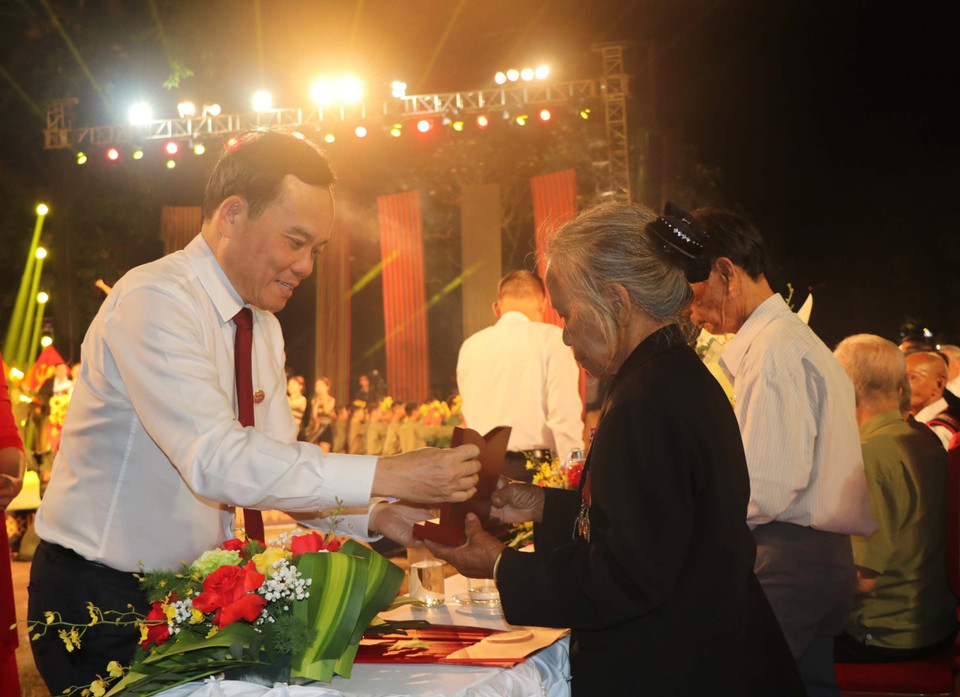Phó Thủ tướng Trần Lưu Quang tặng hoa và kỷ niệm chương đến nhân chứng lịch sử từng tham gia chiến dịch Điện Biên Phủ 70 năm trước trên địa bàn tỉnh Kon Tum, tại điểm cầu Nhà rông Kon Klor (Thành phố Kon Tum, tỉnh Kon Tum). (Ảnh: Khoa Chương/TTXVN)