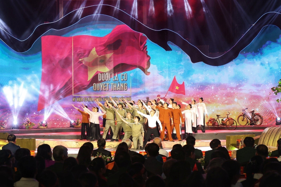 Chương trình văn nghệ chào mừng tại điểm cầu thành phố Điện Biên Phủ, tỉnh Điện Biên. (Ảnh: Tuấn Anh/TTXVN)