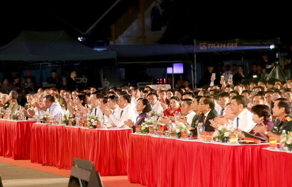 Ủy viên Bộ Chính trị, Thường trực Ban Bí thư, Trưởng Ban Tổ chức Trung ương Trương Thị Mai cùng các đại biểu tham dự cầu truyền hình tại điểm cầu Quảng trường Ba Đình (Hà Nội). (Ảnh: Phương Hoa/TTXVN)