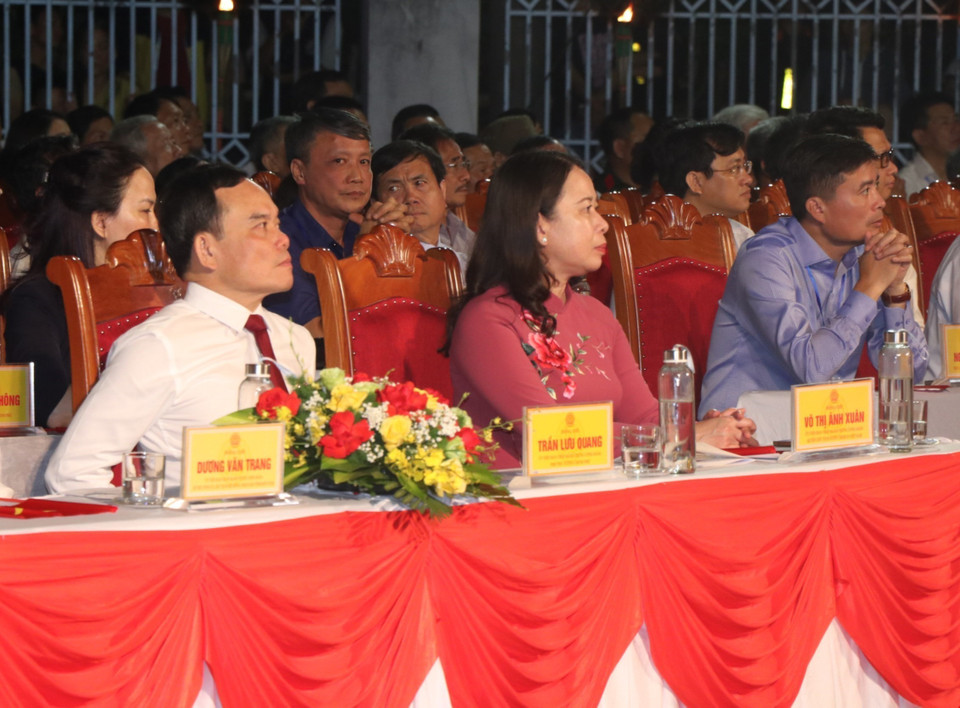 Quyền Chủ tịch nước Võ Thị Ánh Xuân và Phó Thủ tướng Trần Lưu Quang tham dự chương trình tại điểm cầu Nhà rông Kon Klor, tỉnh Kon Tum. (Ảnh: Khoa Chương/TTXVN)