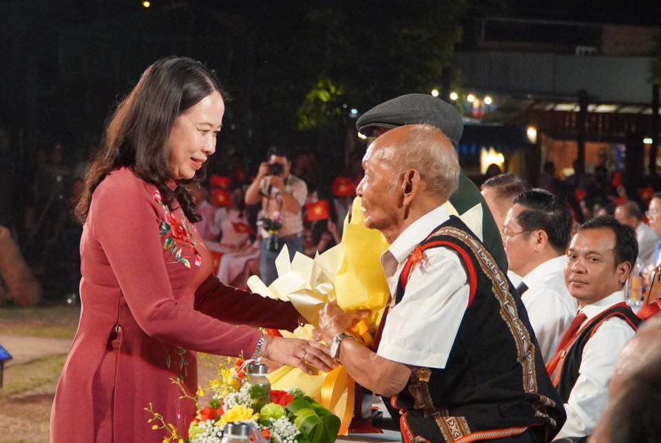 Quyền Chủ tịch nước Võ Thị Ánh Xuân tặng hoa và kỷ niệm chương đến nhân chứng lịch sử từng tham gia chiến dịch Điện Biên Phủ 70 năm trước, tại điểm cầu Nhà rông Kon Klor (Thành phố Kon Tum, tỉnh Kon Tum). (Ảnh: Khoa Chương/TTXVN)