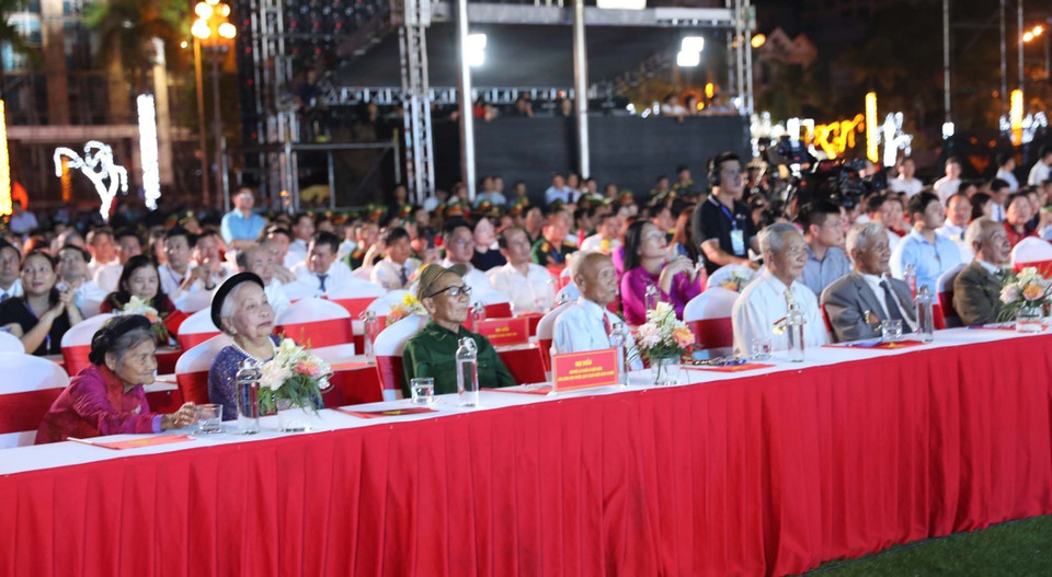 Các đại biểu tham dự chương trình tại điểm cầu Quảng trường Lam Sơn (Thành phố Thanh Hóa, tỉnh Thanh Hóa). (Ảnh: Nguyễn Nam/TTXVN)