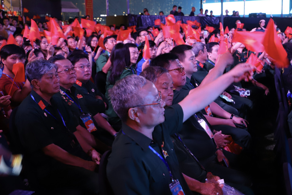 Đại biểu hào hứng tham dự chương trình tại điểm cầu Khu di tích Cột cờ Thủ Ngữ (Quận 1, Thành phố Hồ Chí Minh). (Ảnh: Hồng Giang/ TTXVN)