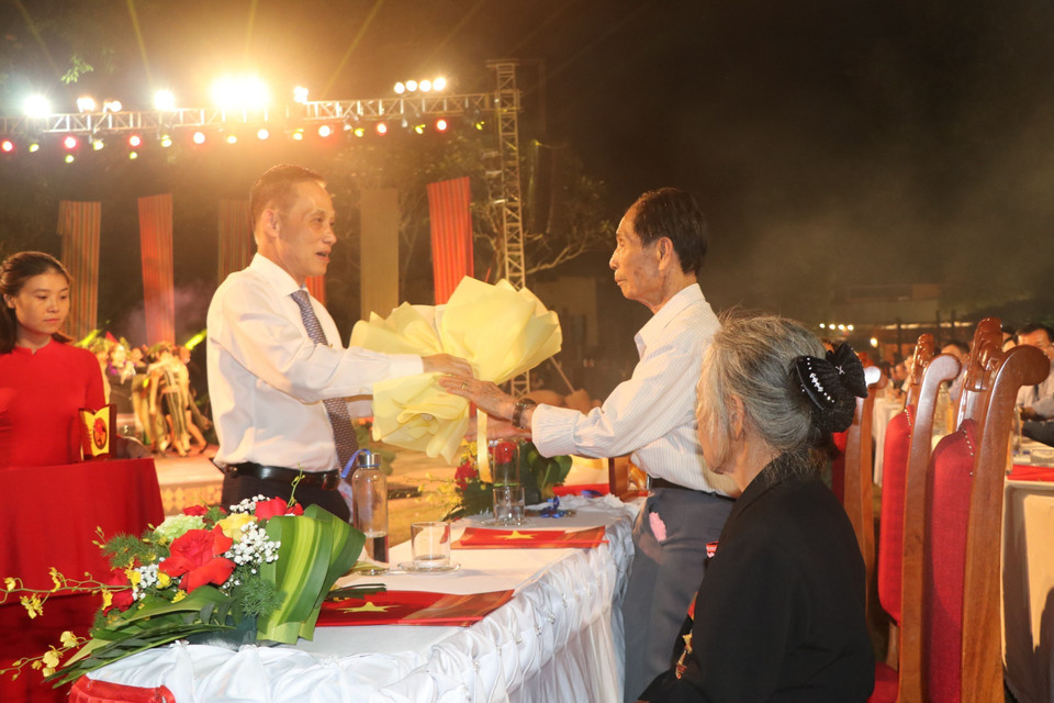 Bí thư Trung ương Đảng, Trưởng Ban Đối ngoại Trung ương Lê Hoài Trung tặng hoa và kỷ niệm chương đến nhân chứng lịch sử từng tham gia chiến dịch Điện Biên Phủ 70 năm trước trên địa bàn tỉnh Kon Tum, tại điểm cầu Nhà rông Kon Klor (Thành phố Kon Tum, tỉnh Kon Tum). (Ảnh: Khoa Chương/TTXVN)