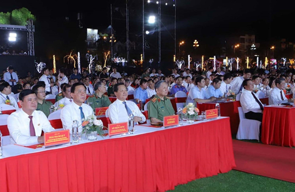 Đại tướng Tô Lâm, Ủy viên Bộ Chính trị, Bộ trưởng Bộ Công an và Bí thư Trung ương Đảng, Phó Thủ tướng Lê Minh Khái cùng các đại biểu tham dự chương trình tại điểm cầu Quảng trường Lam Sơn (Thành phố Thanh Hóa, tỉnh Thanh Hóa). (Ảnh: Nguyễn Nam/TTXVN)