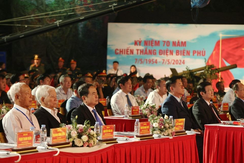 Các đồng chí lãnh đạo, nguyên lãnh đạo Đảng, Nhà nước dự chương trình tại điểm cầu thành phố Điện Biên Phủ, tỉnh Điện Biên. (Ảnh: Tuấn Anh/TTXVN)