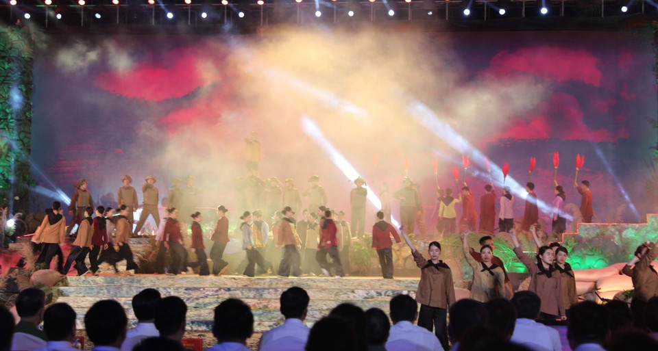 Tiết mục biểu diễn nghệ thuật tại điểm cầu Quảng trường Lam Sơn (Thành phố Thanh Hóa, tỉnh Thanh Hóa). (Ảnh: Nguyễn Nam/TTXVN)