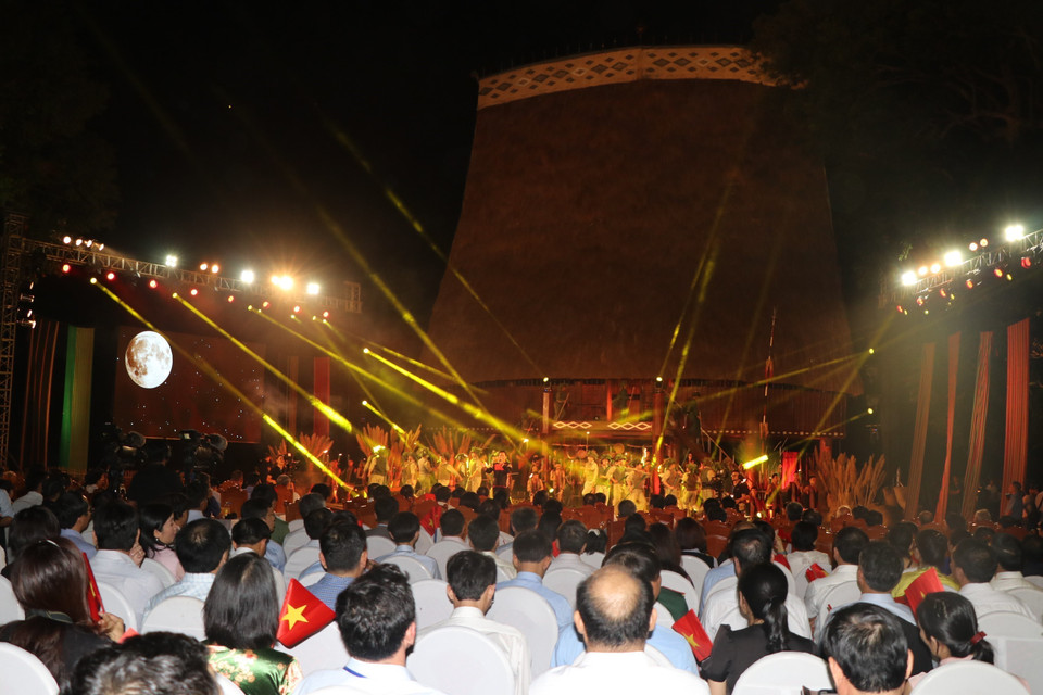 Chương trình văn nghệ tại điểm cầu Nhà rông Kon Klor (thành phố Kon Tum, tỉnh Kon Tum). (Ảnh: Khoa Chương/TTXVN)