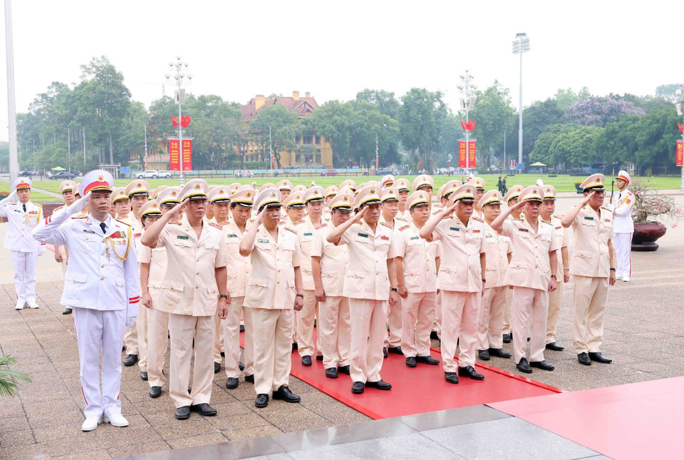 Đoàn đại biểu Đảng ủy Công an Trung ương - Bộ Công an vào Lăng viếng Chủ tịch Hồ Chí Minh. (Ảnh: Phạm Kiên/ TTXVN)