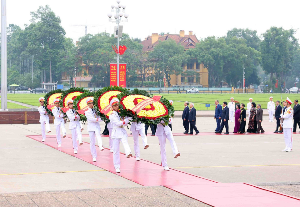 Đoàn đại biểu lãnh đạo, nguyên lãnh đạo Đảng, Nhà nước đến đặt vòng hoa và vào Lăng viếng Chủ tịch Hồ Chí Minh. (Ảnh: Phạm Kiên/ TTXVN)