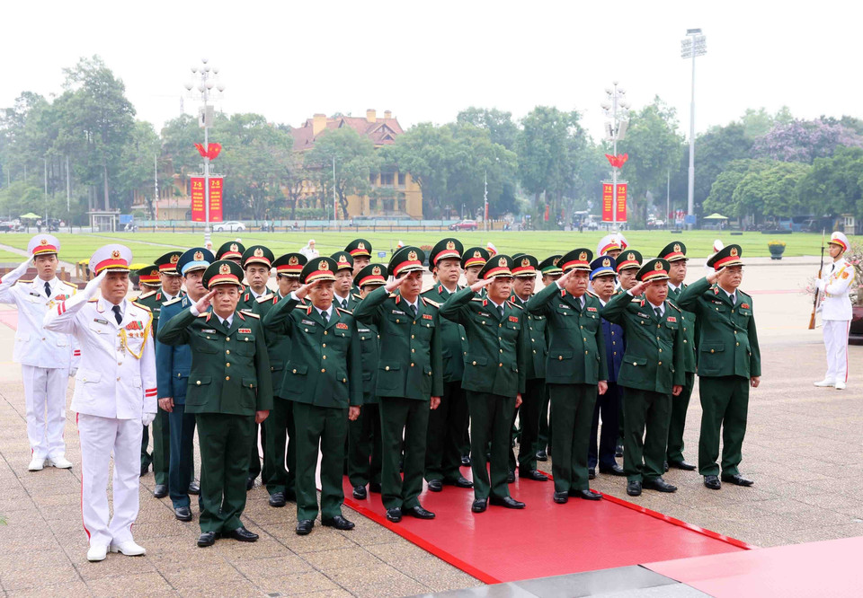 Đoàn đại biểu Quân ủy Trung ương - Bộ Quốc phòng vào Lăng viếng Chủ tịch Hồ Chí Minh. (Ảnh: Phạm Kiên/ TTXVN)