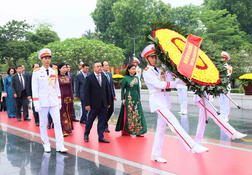 Đoàn đại biểu thành phố Hà Nội đến đặt vòng hoa tưởng niệm các Anh hùng liệt sỹ. (Ảnh: An Đăng/TTXVN)