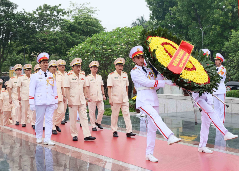 Đoàn đại biểu Đảng ủy Công an Trung ương - Bộ Công an đến đặt vòng hoa tưởng niệm các Anh hùng liệt sỹ. (Ảnh: An Đăng/TTXVN)