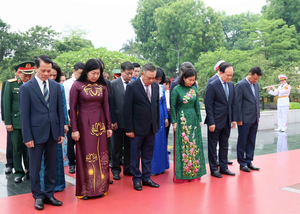 Đoàn đại biểu thành phố Hà Nội tưởng niệm các Anh hùng liệt sỹ. (Ảnh: An Đăng/TTXVN)