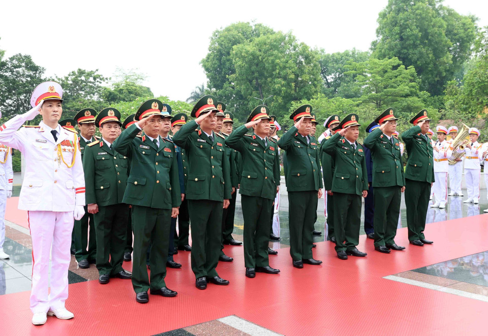 Đoàn đại biểu Quân ủy Trung ương - Bộ Quốc phòng tưởng niệm các Anh hùng liệt sỹ. (Ảnh: An Đăng/TTXVN)