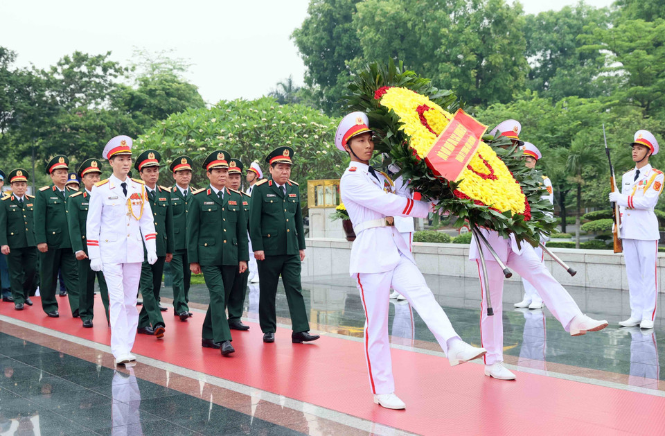 Đoàn đại biểu Quân ủy Trung ương - Bộ Quốc phòng đến đặt vòng hoa tưởng niệm các Anh hùng liệt sỹ. (Ảnh: An Đăng/TTXVN)
