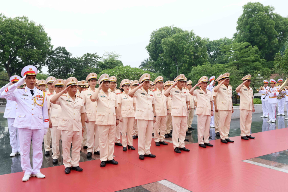 Đoàn đại biểu Đảng ủy Công an Trung ương - Bộ Công an tưởng niệm các Anh hùng liệt sỹ. (Ảnh: An Đăng/TTXVN)
