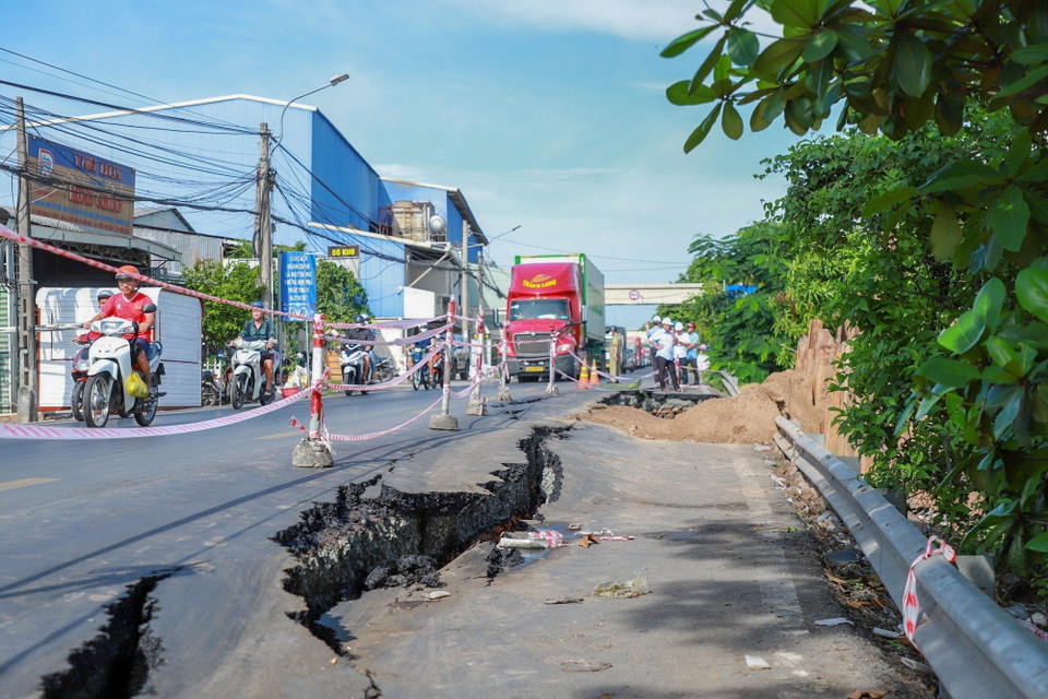 Điểm sạt lở dài 41m, rộng 4m, ăn sâu vào mặt đường nhựa Quốc lộ 80. (Ảnh: TTXVN phát)