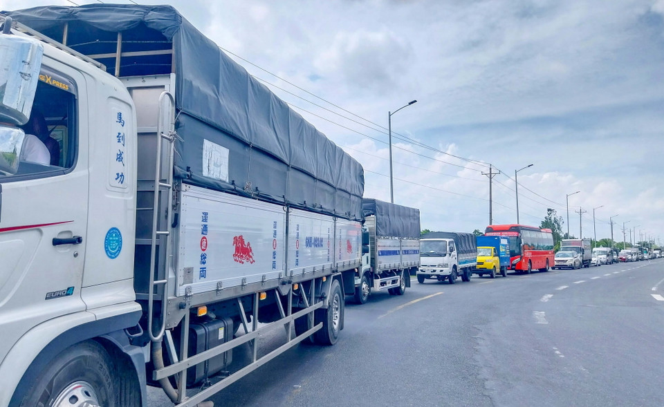 Xe cộ bị ùn ứ trên tuyến đường nối từ cầu Vàm Cống ra Quốc lộ 80 bị sạt lở, sáng 30/5/2024. (Ảnh: TTXVN phát)