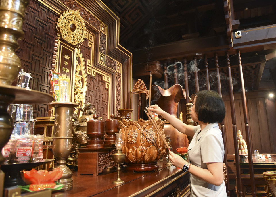 Tổng Giám đốc TTXVN Vũ Việt Trang dâng hương tại Đền thờ Liệt sỹ tại Chiến trường Điện Biên Phủ. (Ảnh: Xuân Tư/TTXVN)