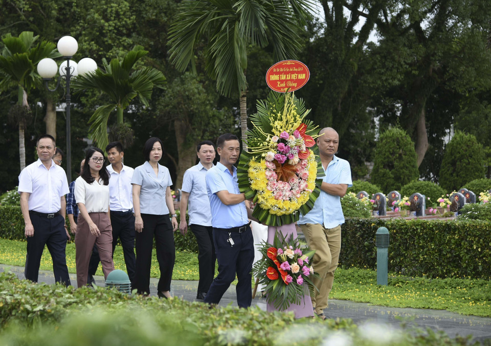 Trước đó, cùng ngày, Tổng Giám đốc TTXVN Vũ Việt Trang cùng đoàn công tác đến đặt hoa và dâng hương tại Nghĩa trang Liệt sỹ Quốc gia A1. (Ảnh: Xuân Tư/TTXVN)