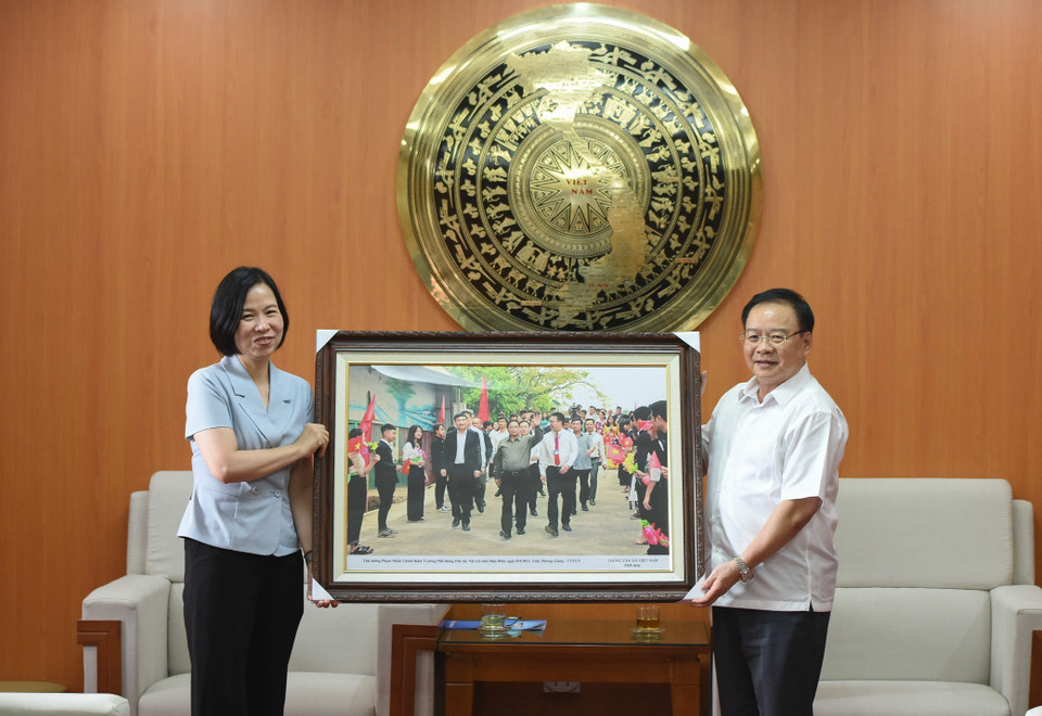 Tổng Giám đốc TTXVN Vũ Việt Trang tặng bức ảnh Thủ tướng Phạm Minh Chính thăm Trường Phổ thông Dân tộc nội trú tỉnh Điện Biên tháng 4/2023 do phóng viên TTXVN chụp. (Ảnh: Xuân Tư/TTXVN)