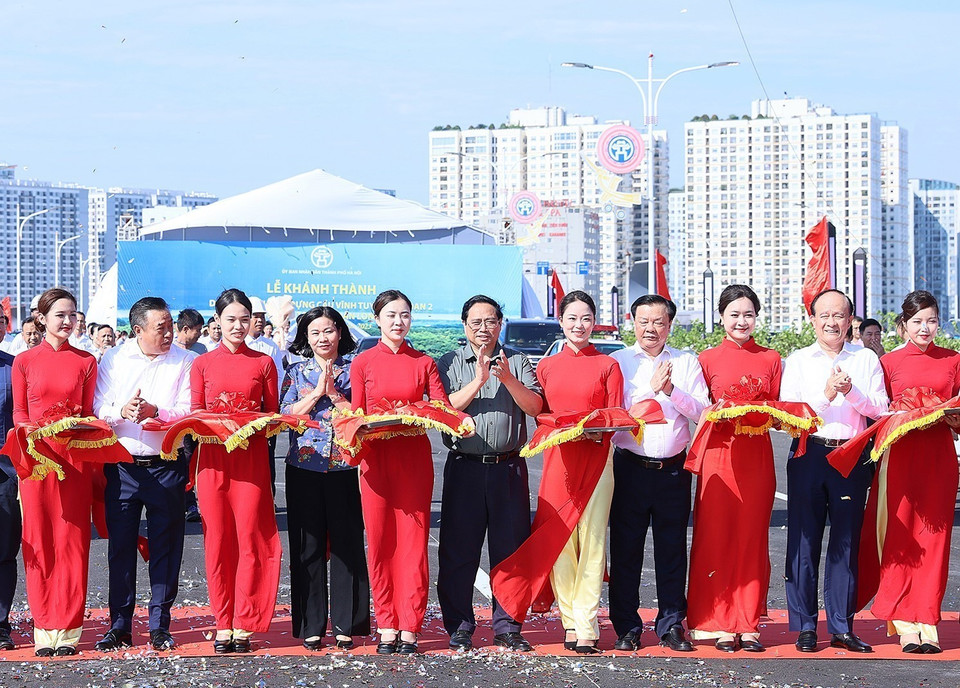 Thủ tướng Phạm Minh Chính và các đại biểu cắt băng khánh thành Cầu Vĩnh Tuy giai đoạn 2. (Ảnh: Dương Giang/TTXVN)