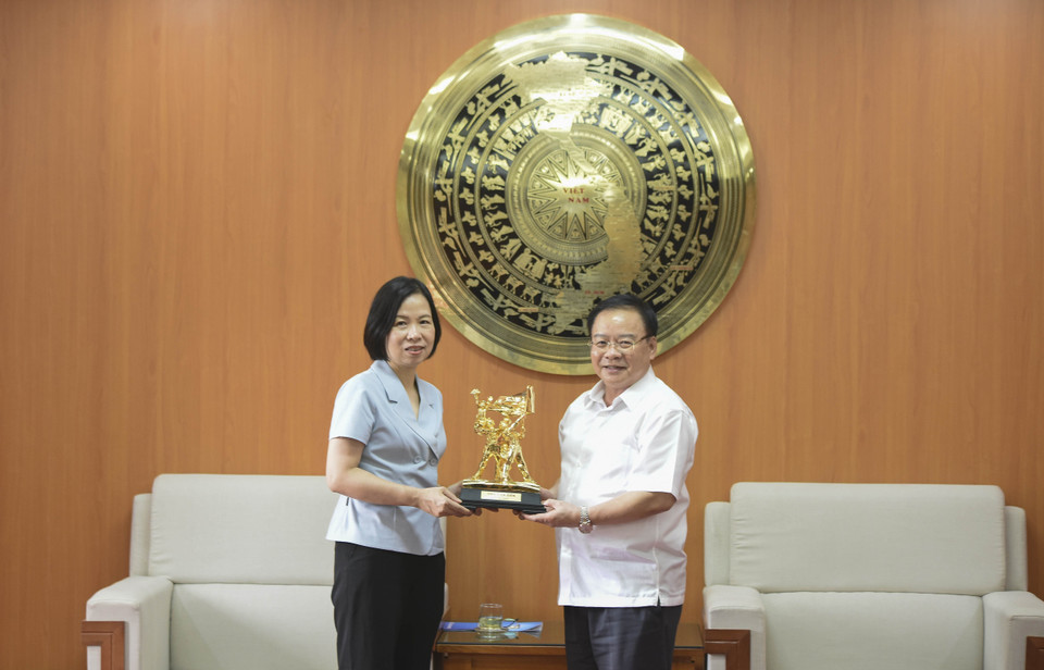 Phó Bí thư Thường trực Tỉnh ủy Điện Biên Mùa A Sơn tặng quà lưu niệm cho Tổng Giám đốc TTXVN Vũ Việt Trang. (Ảnh: Xuân Tư/TTXVN)