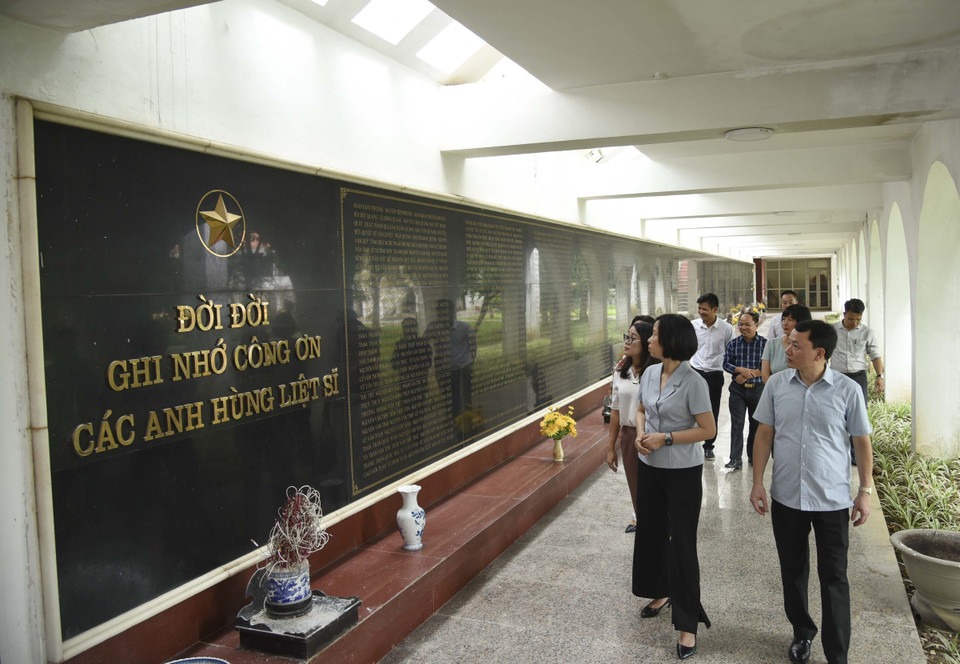 Tổng Giám đốc TTXVN Vũ Việt Trang cùng đoàn công tác thăm Nghĩa trang Liệt sỹ Quốc gia A1. (Ảnh: Xuân Tư/TTXVN)