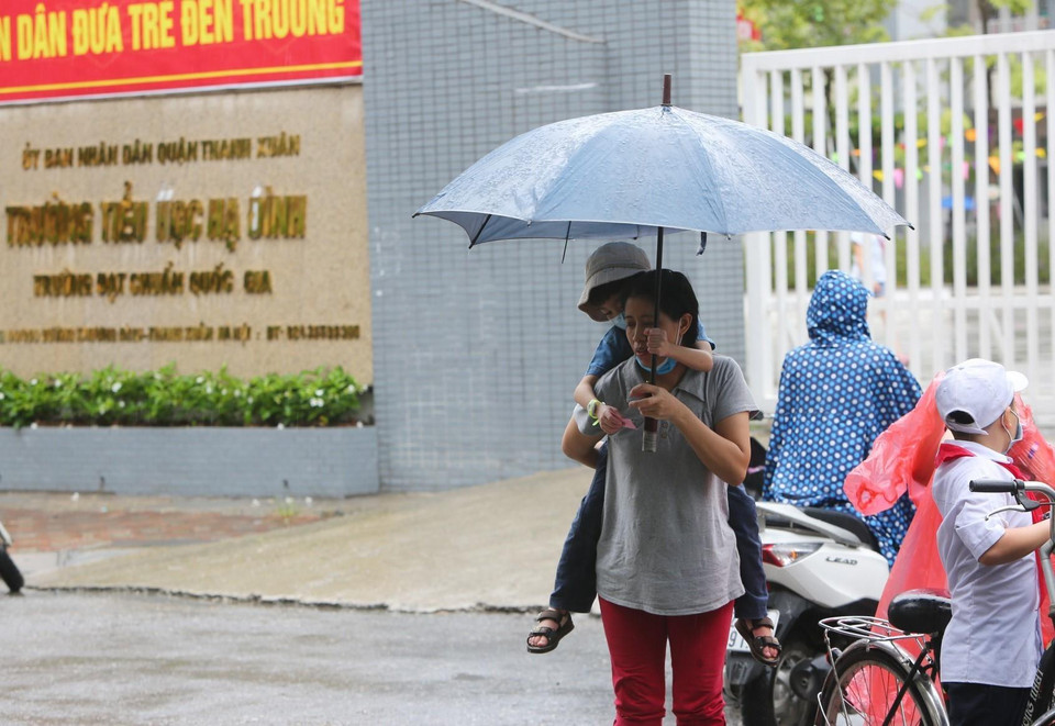 Đưa đón học sinh tại Trường Tiểu học Hạ Đình, cách hiện trường vụ cháy của Cty Rạng Đông 550m. (Ảnh: Thành Đạt/TTXVN)