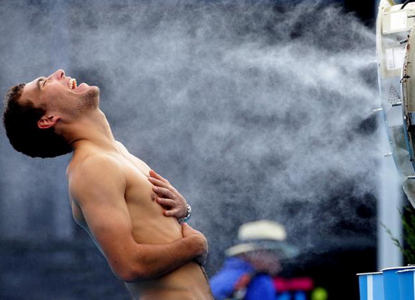 Jerry Janowicz ''sảng khoái'' khi sử dụng quạt phun sương khi phải thi đấu dưới cái nóng ở Australian Open 2014. (Nguồn: AP)