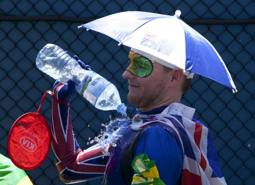 Một cổ động viên đã phải đổ cả chai nước lạnh vào người để làm mát. (Nguồn: AP)