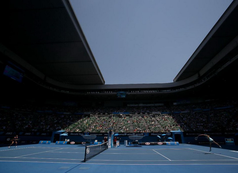 Sân Rod Laver Arena đã phải dùng đến mai che khi mà nhiệt độ đã tăng lên quá cao trong trận đấu giữa Sharapova và Jarin Jnoapp. (Nguồn: AP)