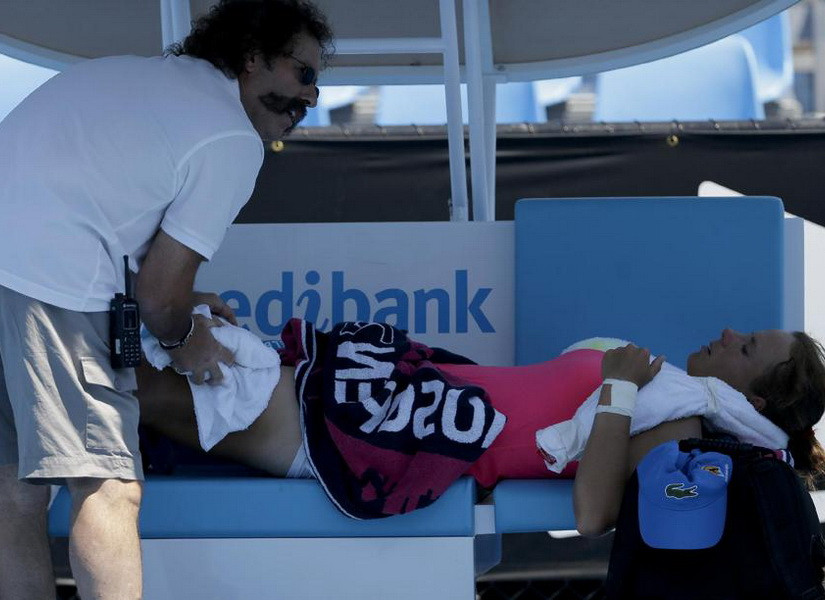 Varvara Lepchenko đã phải nhờ đến nhân viên y tế chăm sóc. (Nguồn: AP)