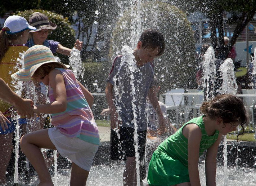 Trẻ em Australia tận dụng vòi phun nước công cộng để giảm cái nóng. (Nguồn: AP)