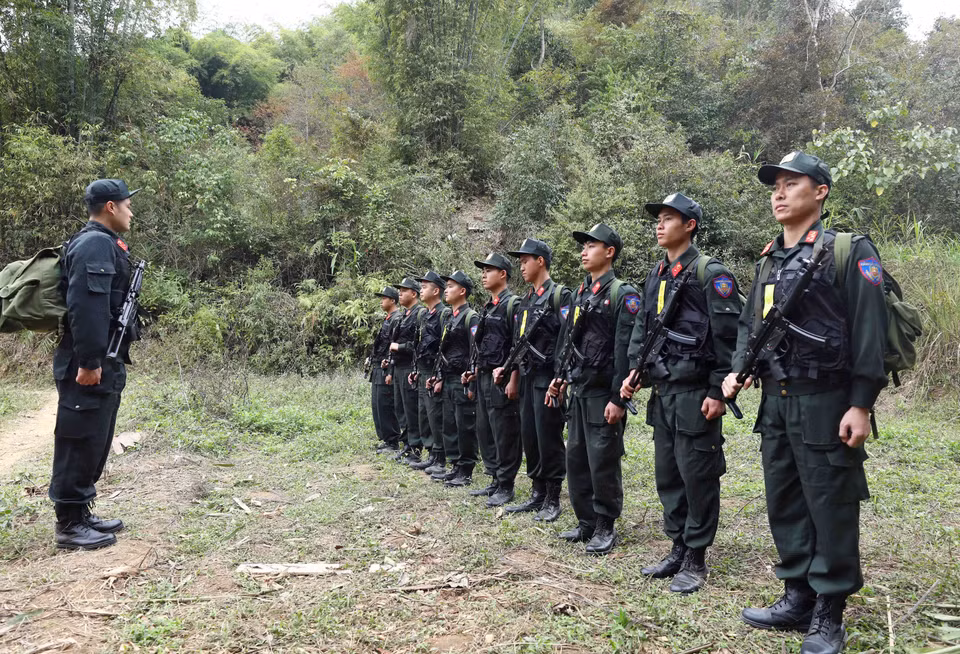 Chiến sỹ của Trung đoàn Cảnh sát Cơ động Tây Bắc hành quân bảo vệ bình yên trên các tuyến, khu vực được giao nhiệm vụ đảm trách. (Ảnh: Phạm Kiên/TTXVN)