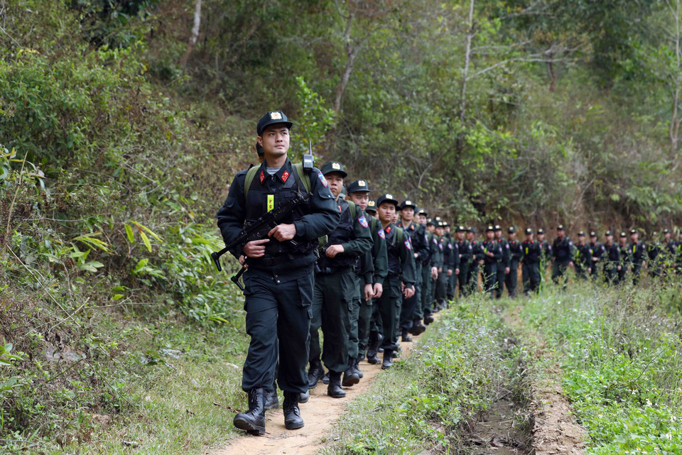 Cán bộ, chiến sỹ thuộc Trung đoàn Cảnh sát Cơ động Tây Bắc huấn luyện hành quân tại khu vực xã Thanh Nưa, huyện Điện Biên, tỉnh Điện Biên. (Ảnh: Phạm Kiên/TTXVN)