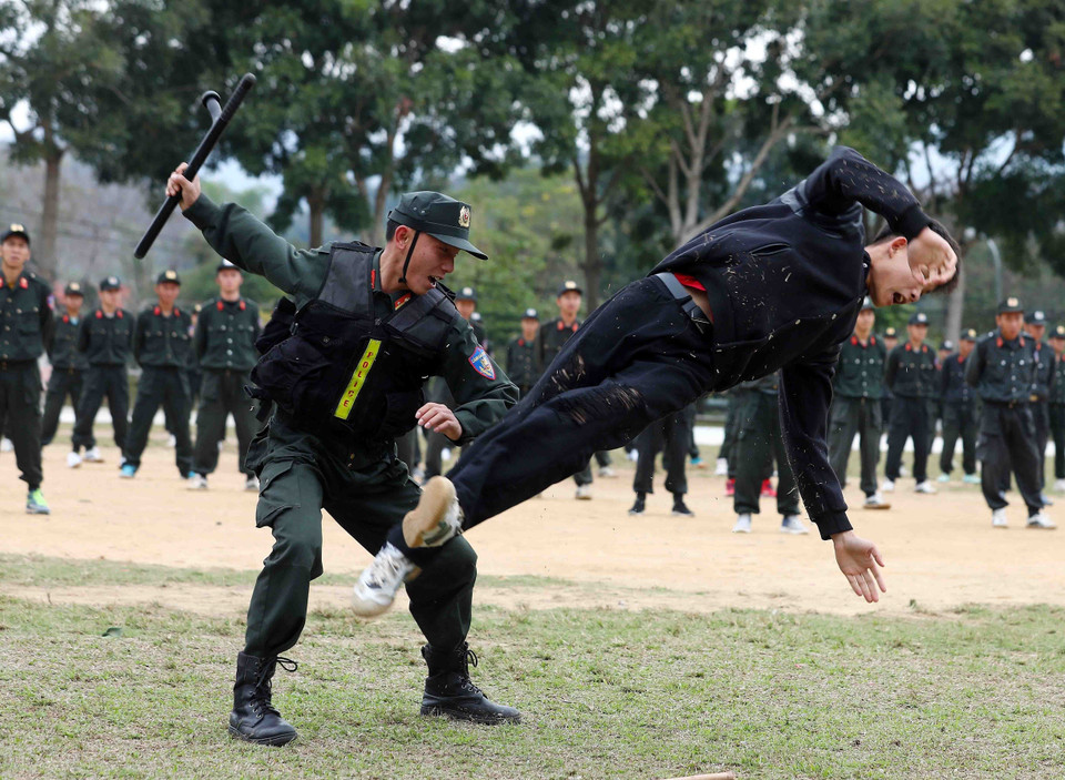 Chiến sỹ Trung đoàn Cảnh sát Cơ động Tây Bắc trình diễn kỹ thuật chiến đấu đối kháng với tội phạm. (Ảnh: Phạm Kiên/TTXVN)