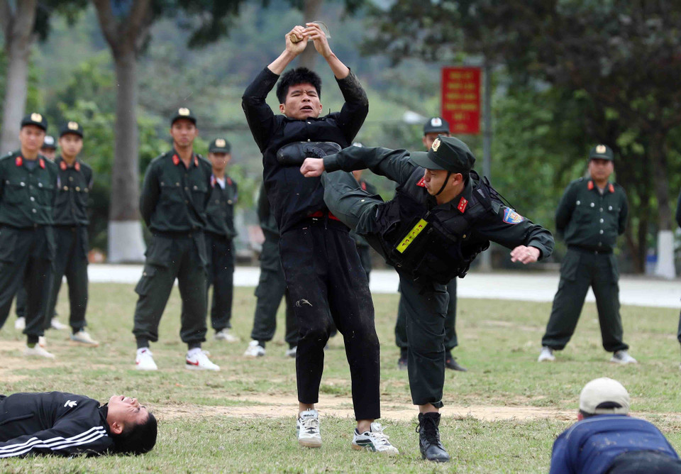 Chiến sỹ Cảnh sát Cơ động diễn tập tình huống giả định một mình chống lại nhiều đối tượng vi phạm pháp luật. (Ảnh: Phạm Kiên/TTXVN)
