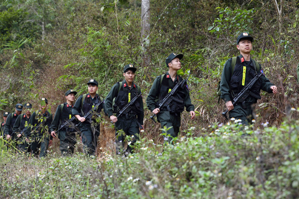 Năm 2023, Trung đoàn Cảnh sát Cơ động Tây Bắc đã phối hợp với Công an tỉnh Điện Biên tuần tra kiểm soát, đảm bảo an ninh trật tự, bắt giữ 199 đối tượng, trong đó có 24 đối tượng mua bán, 8 đối tượng vận chuyển, 152 đối tượng tàng trữ trái phép chất ma tuý; 3 đối tượng trồng cây thuốc phiện; thu giữ 66 bánh heroin... (Ảnh: Phạm Kiên/TTXVN)