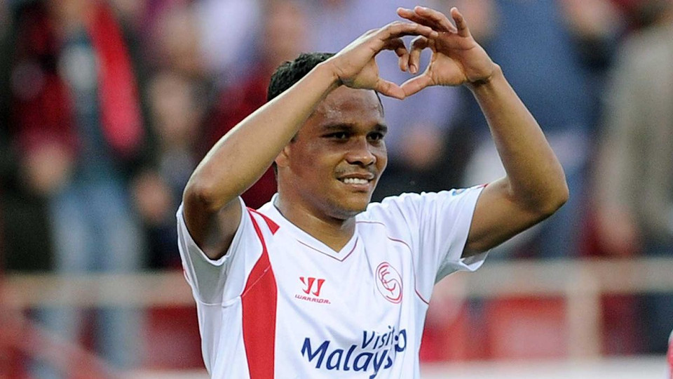  Carlos Bacca (Sevilla - AC Milan). AC Milan đã chiêu mộ thành công tiền đạo Carlos Bacca sau khi chấp nhận chi ra số tiền 30 triệu bảng cho nhà đương kim vô địch Sevilla.