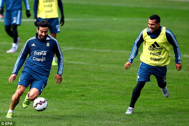Ezequiel Lavezzi (trái) và Carlos Tevez khá thoải mái trong bài tập đối kháng.