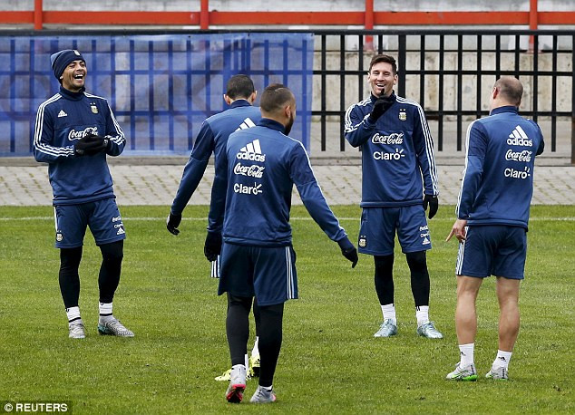 Anh và đồng đội khá thoải mái trong buổi tập.