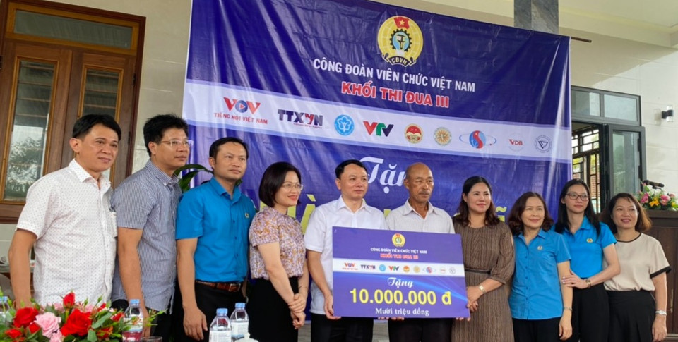 Ngày 23/11, đại diện các đơn vị trong Khối Thi đua III - Công đoàn Viên chức Việt Nam (gồm Công đoàn: Đài Tiếng nói Việt Nam (VOV), Thông tấn xã Việt Nam (TTXVN), Bảo hiểm xã hội Việt Nam, Đài truyền hình Việt Nam (VTV), Ngân hàng Phát triển Việt Nam, Học viện Chính trị Quốc gia Hồ Chí Minh, Viện Hàn lâm Khoa học xã hội Việt Nam, Viện Hàn lâm Khoa học và Công nghệ Việt Nam, Liên hiệp các Hội khoa học và Kỹ thuật Việt Nam) đã phối hợp với Liên đoàn Lao động tỉnh Quảng Trị tổ chức trao nhà tình nghĩa cho 2 gia đình thuộc diện chính sách có hoàn cảnh đặc biệt khó khăn của tỉnh Quảng Trị. (Ảnh: Thanh Thủy/Vietnam+)