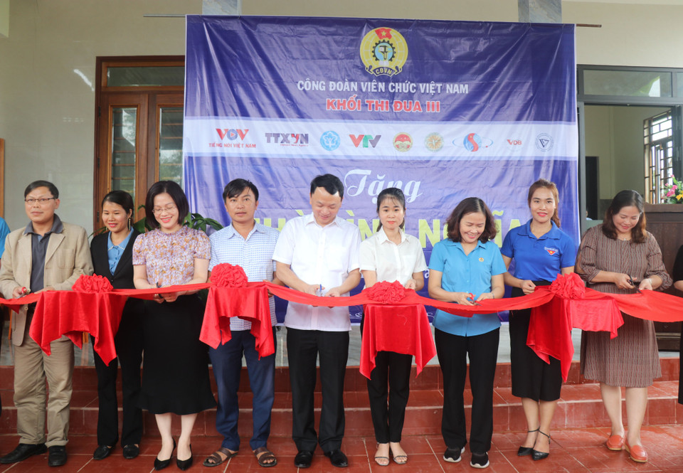 Trong nhiều năm qua xây nhà tình nghĩa là một trong những hoạt động nổi bật của các cấp công đoàn trong Khối Thi đua III. Việc hỗ trợ xây nhà tình nghĩa lần này là hoạt động thiết thực của Khối trong việc chia sẻ, hỗ trợ gia đình chính sách có hoàn cảnh đặc biệt khó khăn trong cả nước. (Ảnh: Thanh Thủy/Vietnam+)