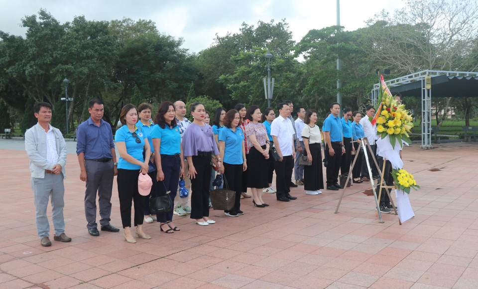 Phó trưởng Khối thi đua III, Chủ tịch Công đoàn Thông tấn xã Việt Nam Đỗ Mạnh Chiến nhấn mạnh: Đây là hoạt động thiết thực và ý nghĩa của Khối Thi đua III-Công đoàn Viên chức Việt Nam nhằm góp phần thực hiện tốt công tác “Đền ơn đáp nghĩa” và thể hiện lòng “Tri ân” đối với các anh hùng liệt sỹ, người có công với nước và đặc biệt vào dịp kỷ niệm 75 năm Ngày Thương binh - Liệt sĩ (27/7/1947 - 27/7/2022) và kỷ niệm 50 năm Ngày giải phóng tỉnh Quảng Trị (1972-2022). (Ảnh: Thanh Thủy/Vietnam+)