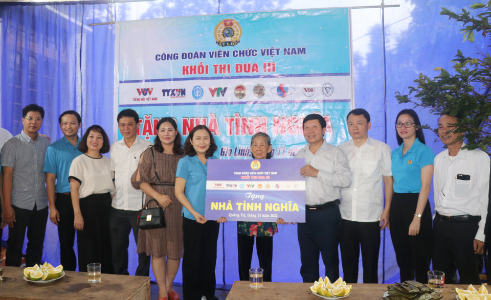 Các ngôi nhà tình nghĩa được xây dựng, có diện tích 80m2, kết cấu bê-tông cốt thép, nền lát gạch, mái lợp ngói hiện hoàn thiện. Tổng kinh phí Khối Thi đua III hỗ trợ 140 triệu đồng, trong đó mỗi nhà 60 triệu đồng xây nhà và 10 triệu đồng tiền mặt để mua sắm trang thiết bị trong gia đình. Trong ảnh: Ông Vũ Hải Quang, trưởng Khối thi đua III, ông Đỗ Mạnh Chiến, Phó trưởng Khối thi đua III cùng đại diện các đơn vị trong Khối trao nhà tình nghĩa. (Ảnh: Thanh Thủy/Vietnam+)