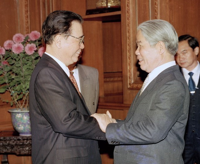  Thủ tướng Trung Quốc Lý Bằng tiếp Tổng Bí thư Đỗ Mười, ngày 28/11/1995, tại Điếu Ngư Đài ở thủ đô Bắc Kinh, trong chuyến thăm hữu nghị chính thức Trung Quốc từ ngày 26/11-2/12/1995. (Ảnh: Xuân Lâm/TTXVN)